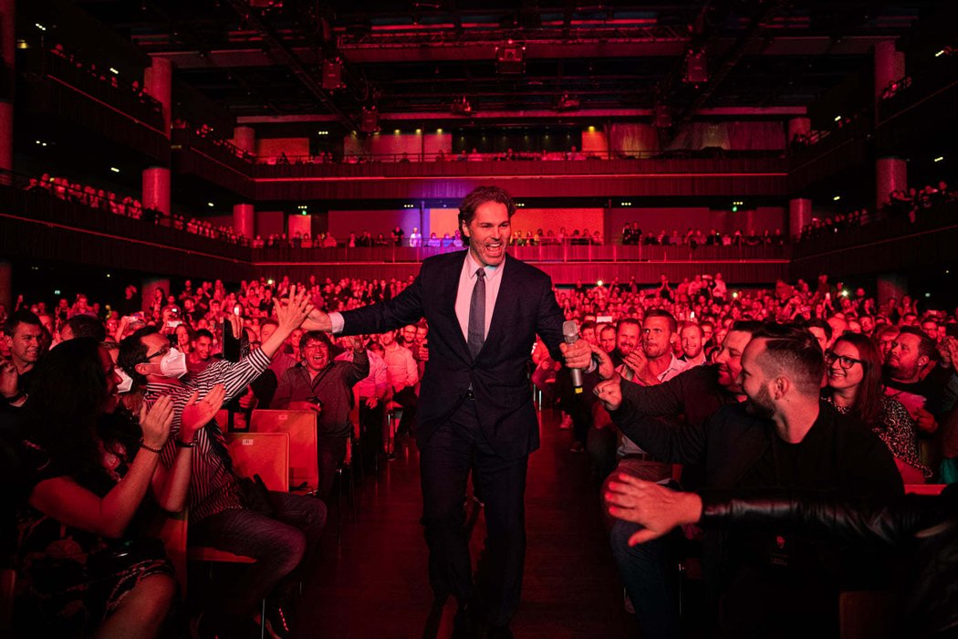 Jaromír Jágr přichází na pódium Fora Karlín za obřího potlesku