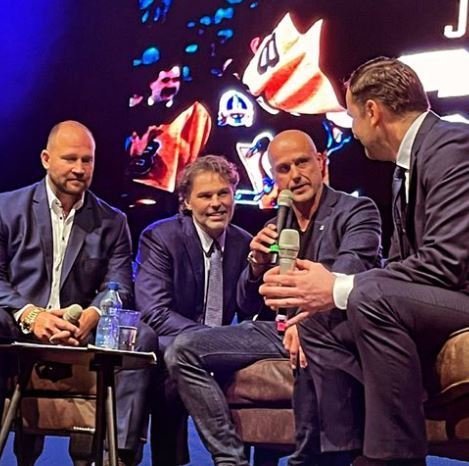 Jaromír Jágr si na svou Noc s legendou pozval slavné hosty. Jako první přišli za ním na pódium bývalí parťáci Jiří Šlégr (vlevo) a Martin Straka