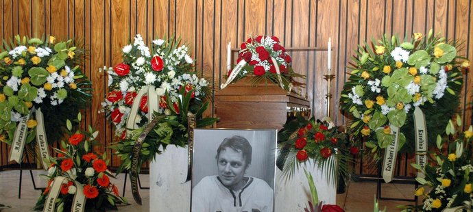 Pohřeb hokejisty Oldřicha Machače v Prostějově - rakev s portrétem legendárního mistra bodyčeků byla obsypaná květinami a věnci