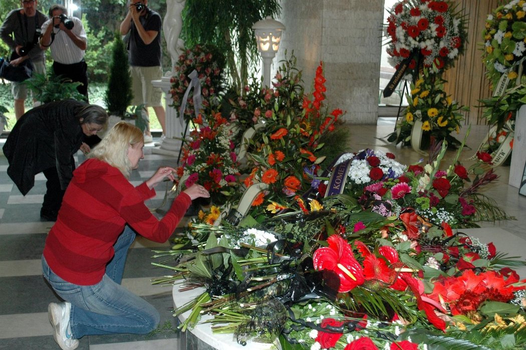 S legendárním obráncem Oldřichem Machečem se dorazily rozloučit i věrné fanynky