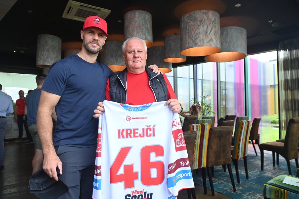 David Krejčí s tatínkem na tiskové konferenci Olomouce