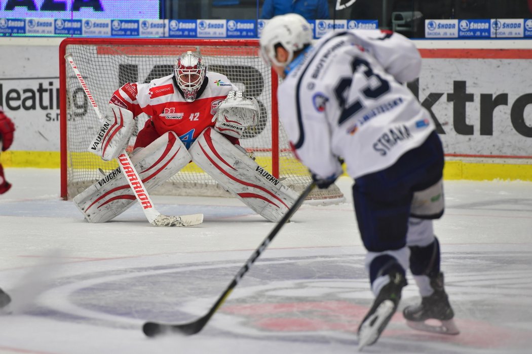 Brankář Olomouce Branislav Konrád neměl s touto střelou větší potíže.