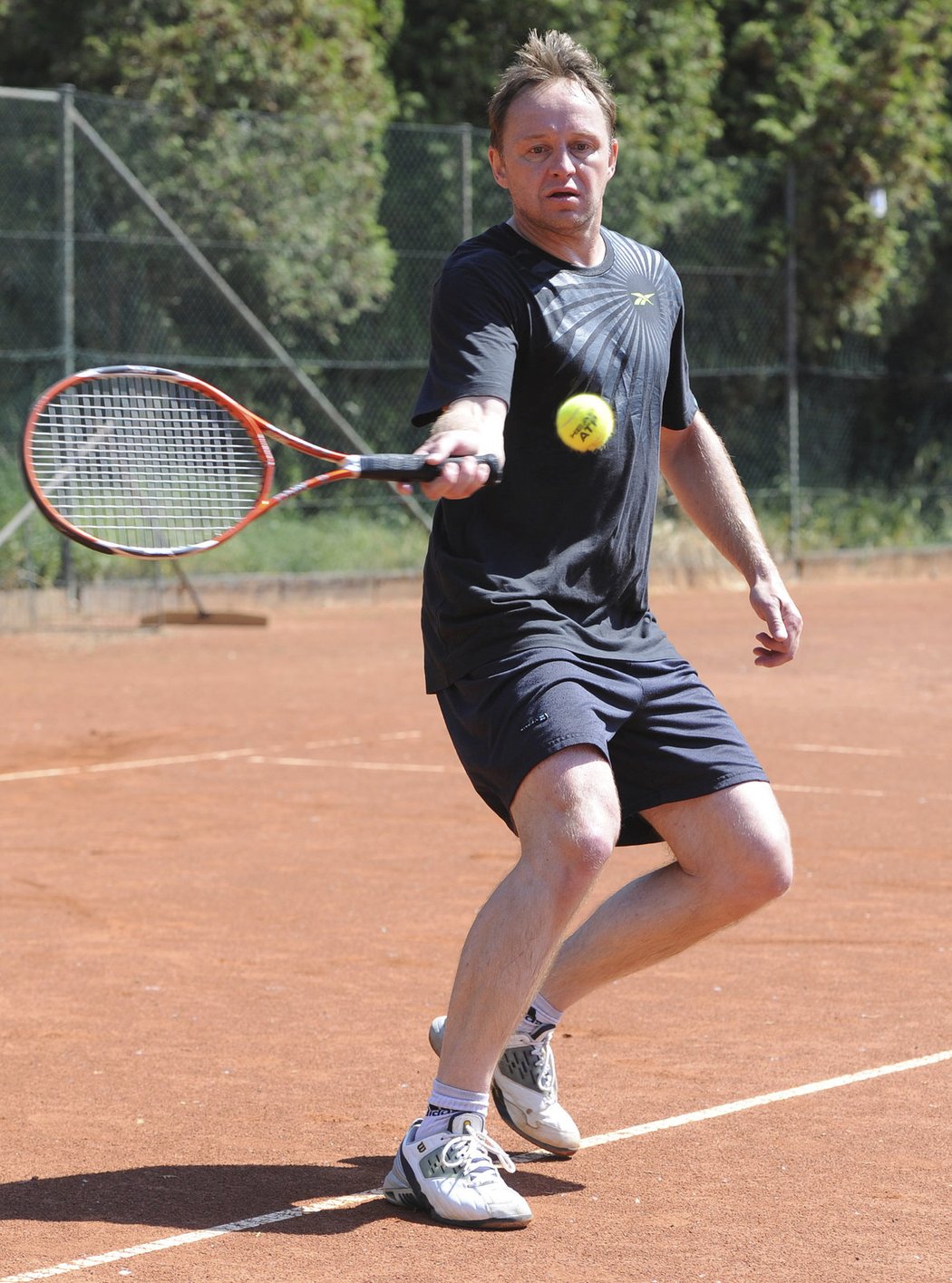 Během tréninkového drilu v Olomouci si Patera našel čas i na oblíbený tenis