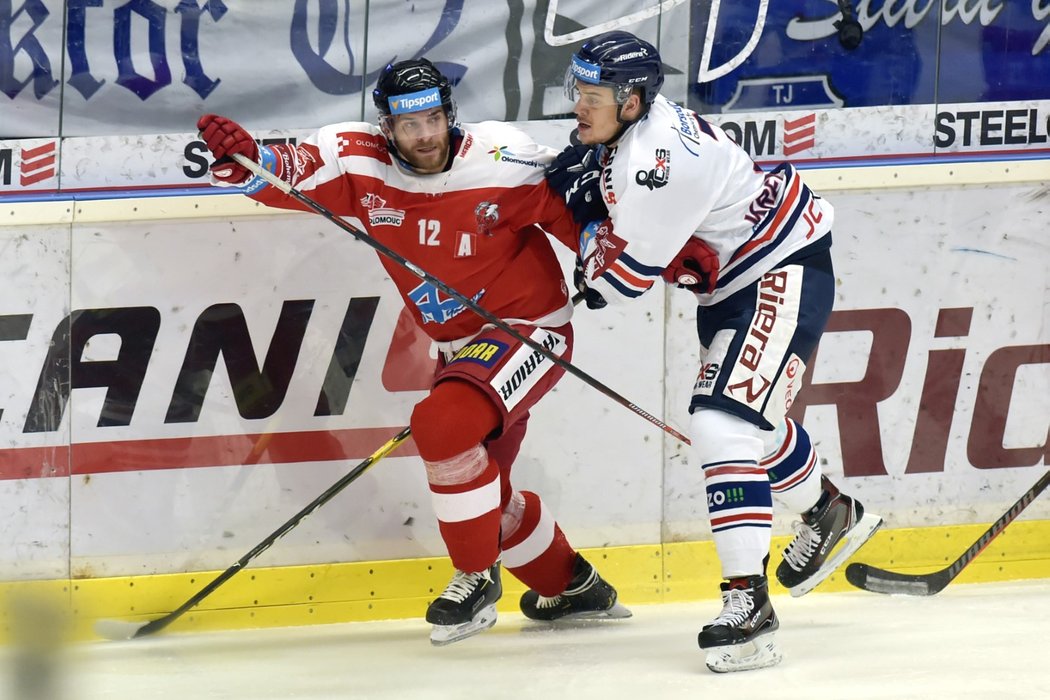 Jan Knotek (vlevo) a Daniel Krenželok (vpravo) v souboji během utkání Vítkovic s Olomoucí