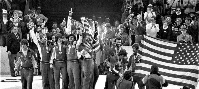 Hokejisté USA při přebírání zlatých medailí na domácí olympiádě v Lake Placid 1980, na které se jim povedl "Zázrak na ledě"