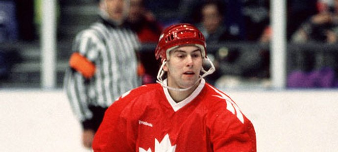 Petr Nedvěd v kanadském dresu s javorovým listem na olympiádě v Lillehammeru v roce 1994.
