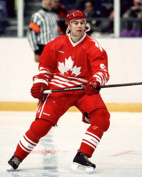 Petr Nedvěd v kanadském dresu s javorovým listem na olympiádě v Lillehammeru v roce 1994
