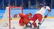 Česká hráčka Denisa Křížová překonává čínskou brankářku Tiya Chen a dává druhu branku v utkání na olympiádě