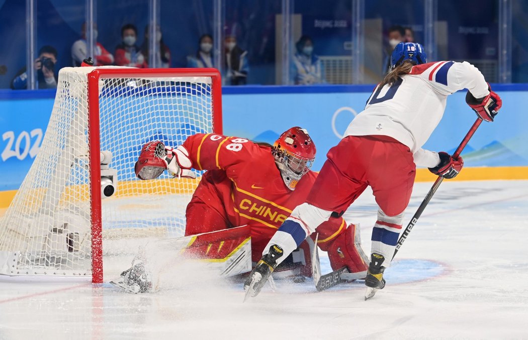 Česká hráčka Denisa Křížová překonává čínskou brankářku Tiya Chen a dává druhu branku v utkání na olympiádě