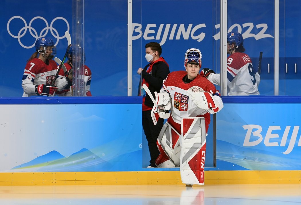 Česká brankářka Klára Peslarová během olympijského zápasu proti Číně