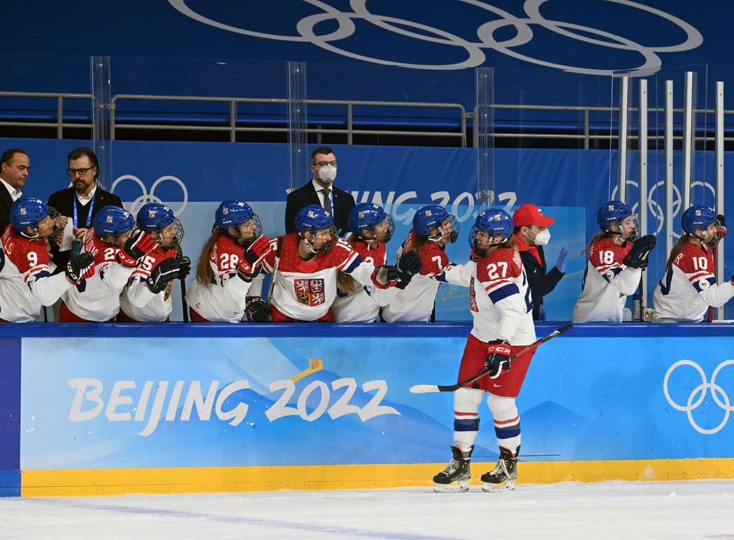 Česká hokejistka Tereza Radová se raduje z první branky do čínské sítě v utkání na olympiádě v Pekingu