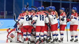 Válcují soupeřky, přesto se sportem neuživí. Hokejistky hrají na olympiádě skoro zadarmo