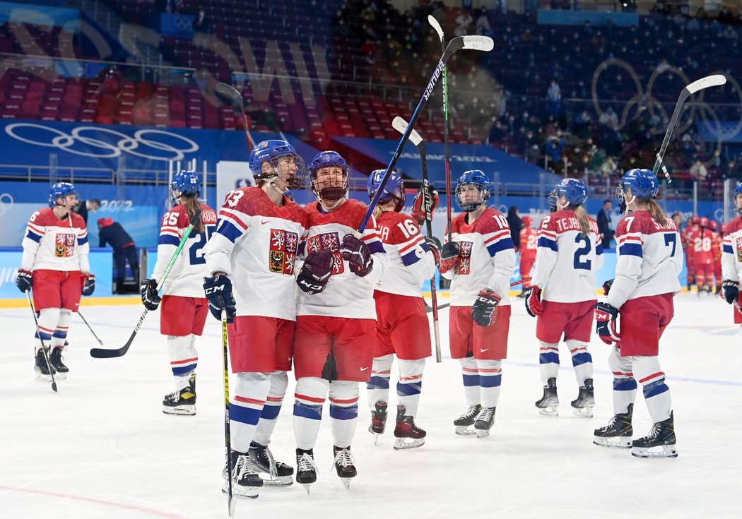 Radost českých hokejistek po výhře v úvodním zápase na olympiádě proti domácí Číně