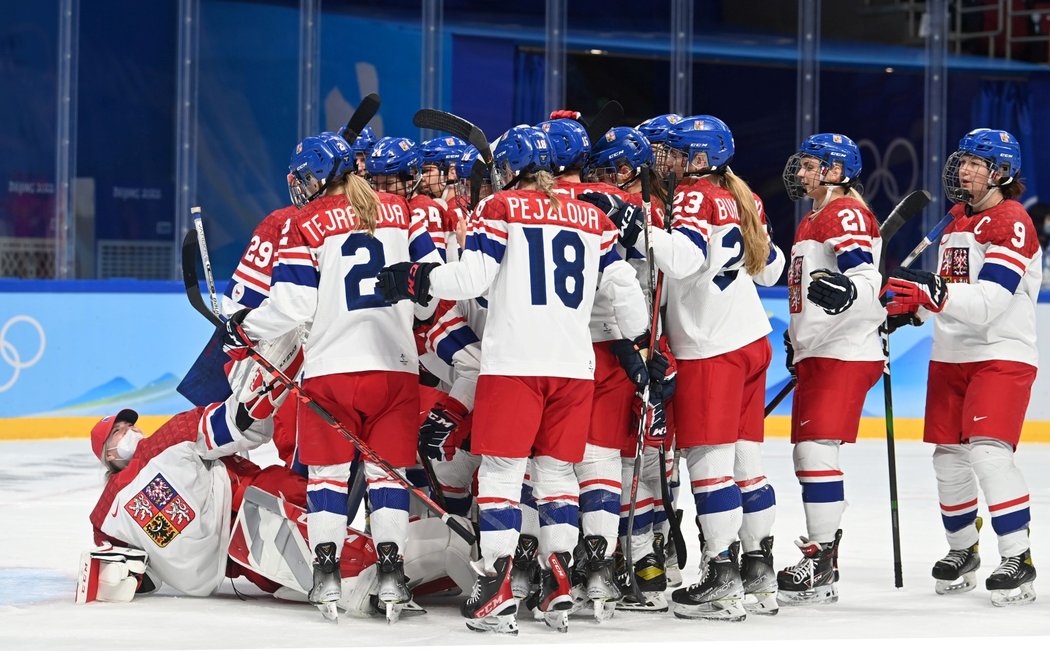 Radost českých hokejistek po výhře v úvodním zápase na olympiádě proti domácí Číně