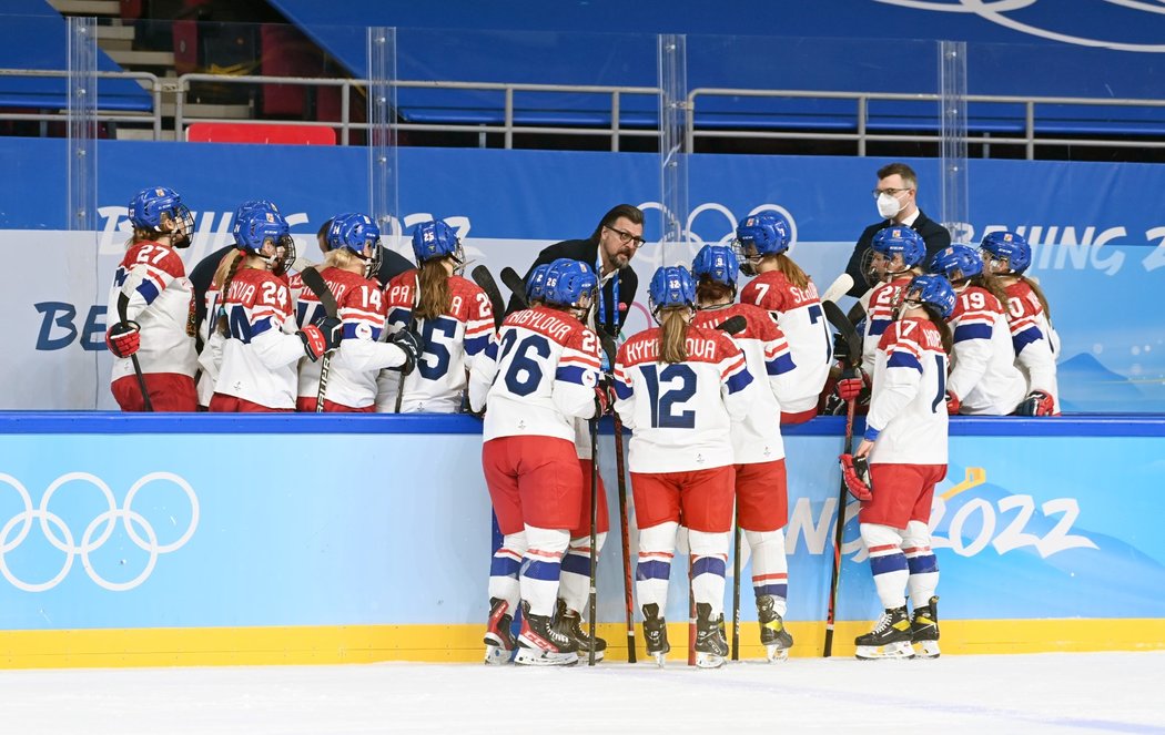 České hkejisty u střídačky během zápasu na olympiádě proti domácí Číně