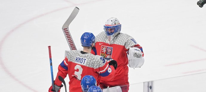 Ćeští hokejisté se radují po výhře nad Švýcarskem po nájezdech, gratulace přijímal gólman Šimon Hrubec