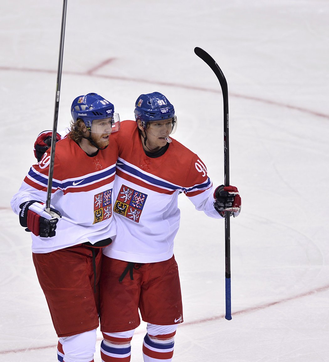 Jakub Voráček a Martin Erat slaví branku do sítě Lotyšska