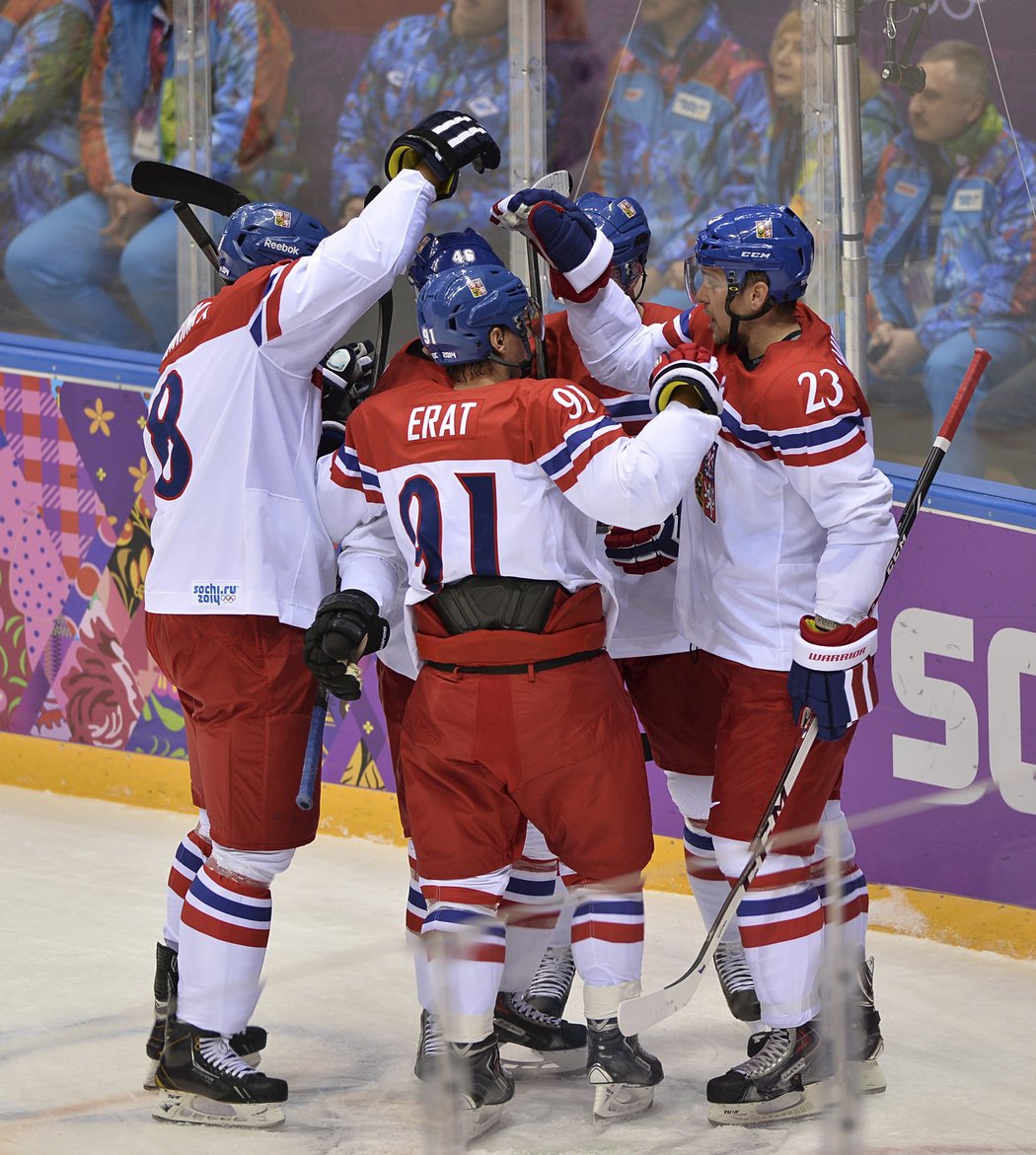 Čeští hokejisté se radují z úvodní branky do sítě Lotyšska, kterou zařídil martin Erat