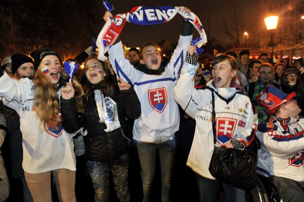 Slovenští fanoušci v Bratislavě během utkání s Českou republikou