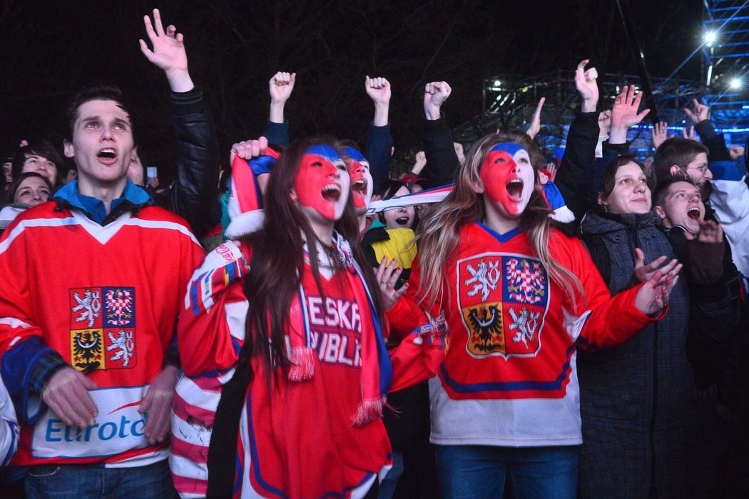 Čeští fanoušci v Olympijském parku na Letné během utkání se Slovenskem