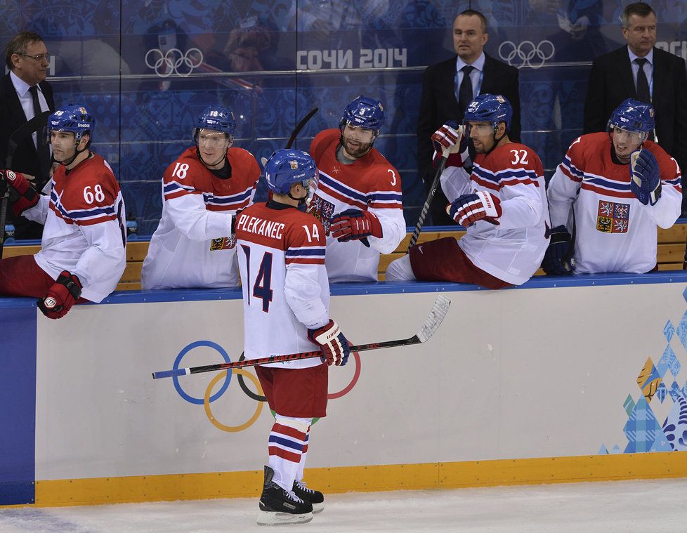 Tomáš Plekanec přijímá gratulace k páté trefě do slovenské branky