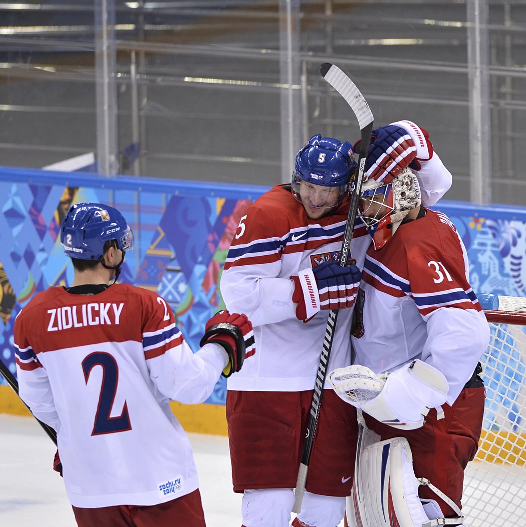 Ondřej Pavelec přijímá gratulace po osmifinálové výhře Česka nad Slovenskem