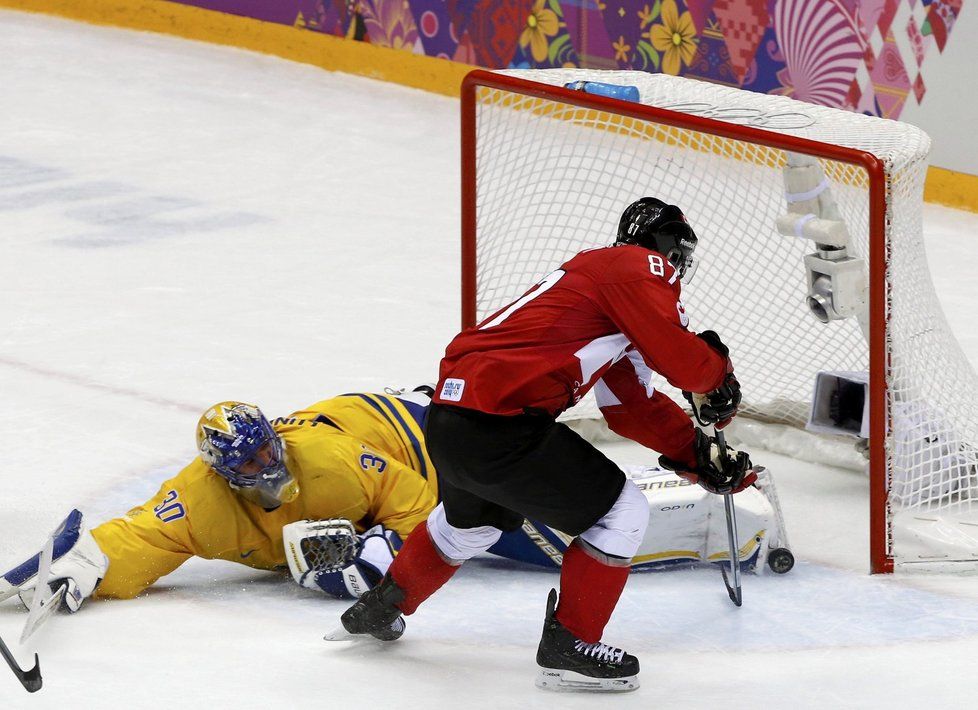 Sidney Crosby přelstil Lundqvista a zvýšil na 2:0.