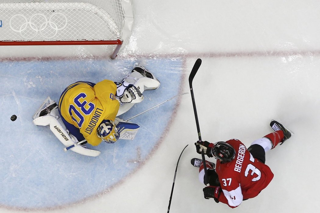 První velkou šanci utkání měl Patrice Bergeron.