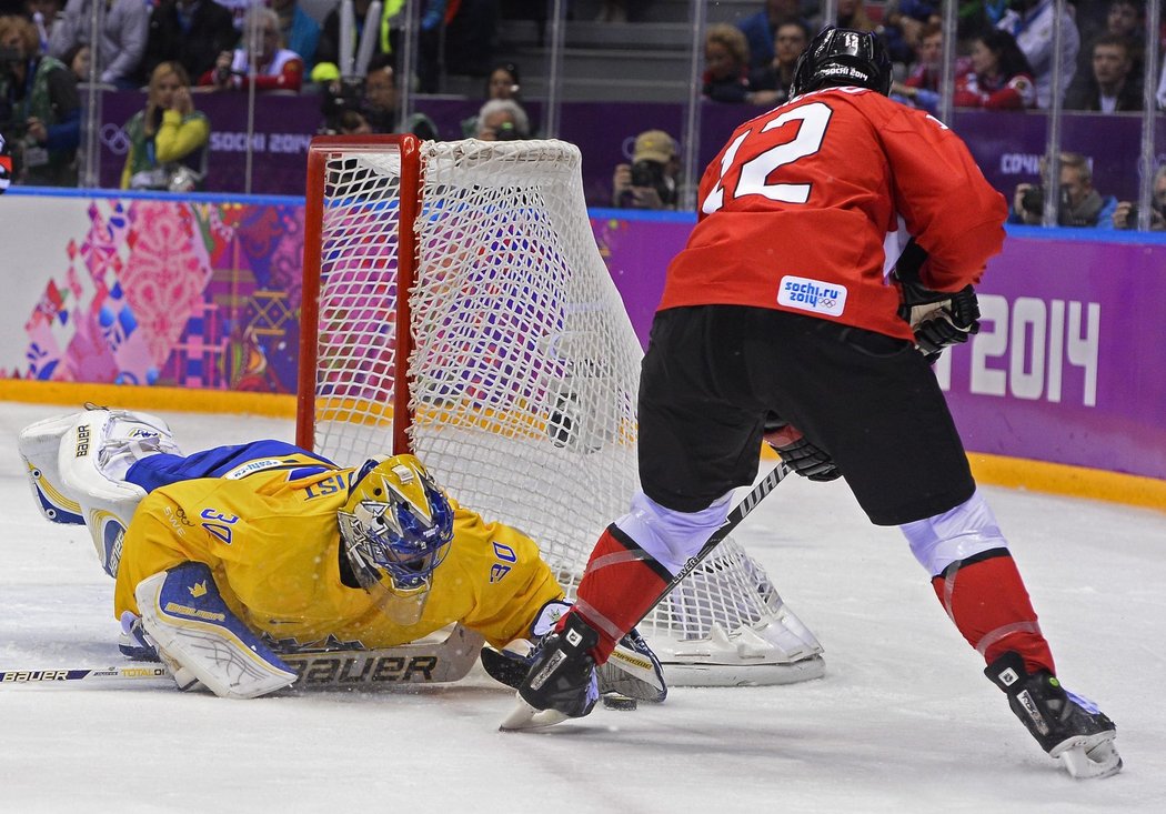 Lundqvist schovává puk do lapačky před Patrickem Marleauem.