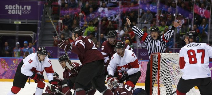 Rozhodčí v duelu Kanady s Lotyšskem