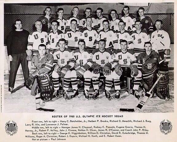 Kompletní olympijský tým USA z olympiády ve Squaw Valley 1960, kde se Američanům povedl první &#34;zázrak na ledě&#34;