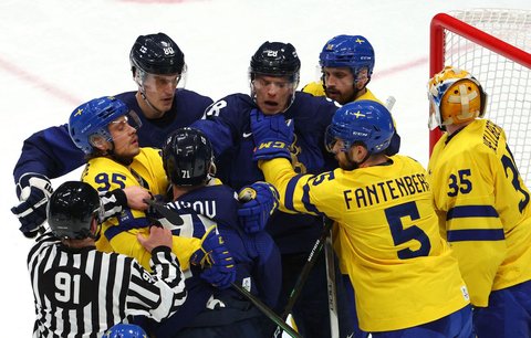 Strkanice v utkání Finska se Švédskem