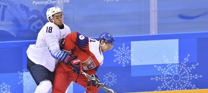 Martin Erat v souboji s Jordanem Greenwayem