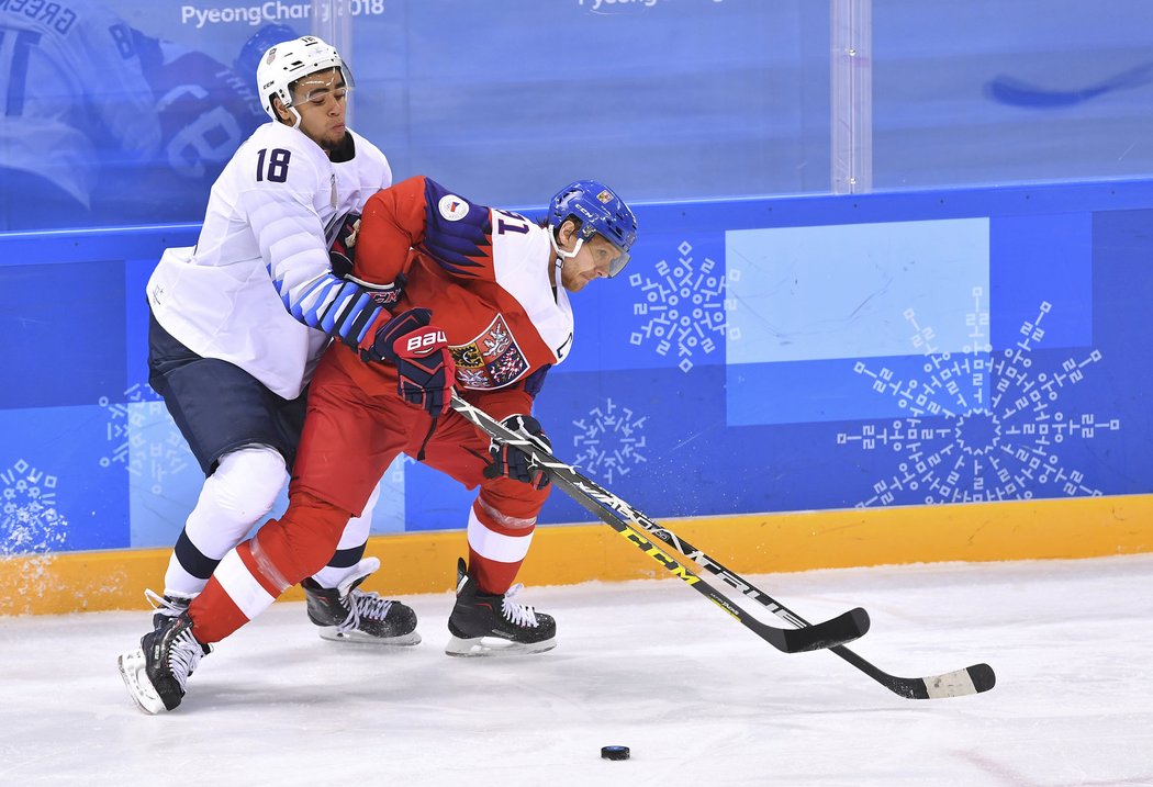 Martin Erat v souboji s Jordanem Greenwayem