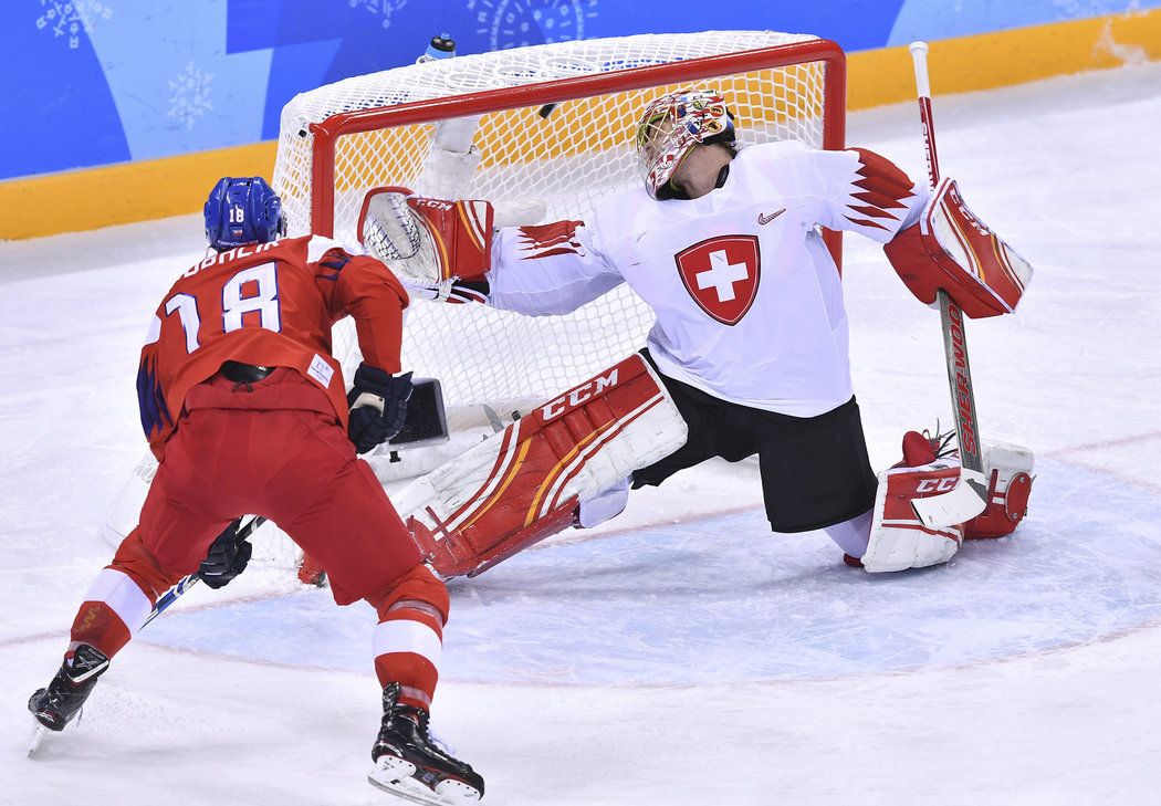 Dominik Kubalík zavěsil, brankář Jonas Hiller už nestihl zasáhnout