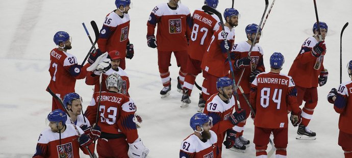 Čeští hokejisté se radují po postupu do čtvrtfinále