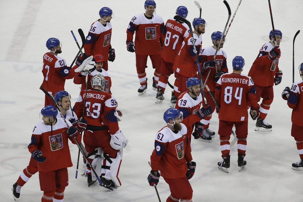 Čeští hokejisté se radují po postupu do čtvrtfinále