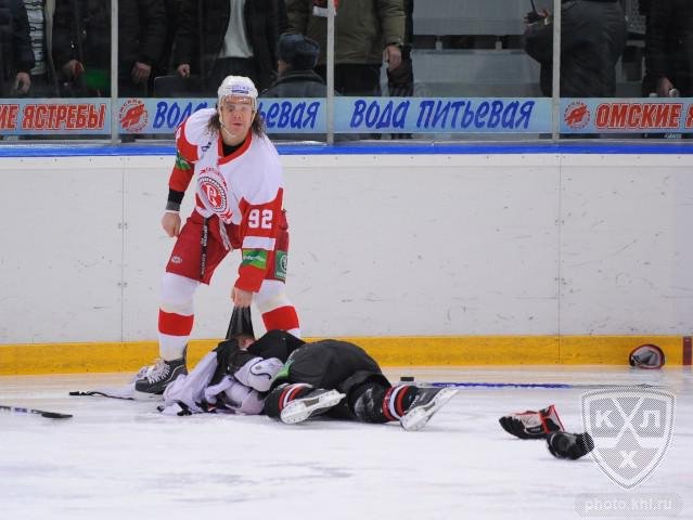 Český obránce Martin Škoula leží na ledě a kandaský rváč Čechova Josh Gratton se poohlíží po další oběti. Škoula si z této rvačky odnesl otřes mozku.