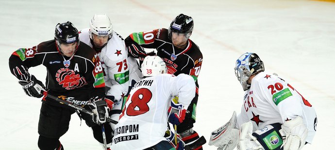 Jaromír Jágr a Roman Červenka bojují před brankou soupeře.