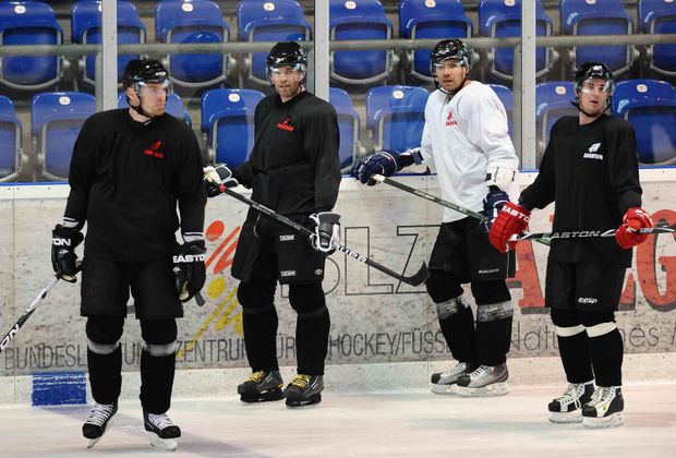 Martin Škoula, Jaromír Jágr a Roman Červenka na ledě Martin Škoula, Jaromír Jágr a Roman Červenka na ledě