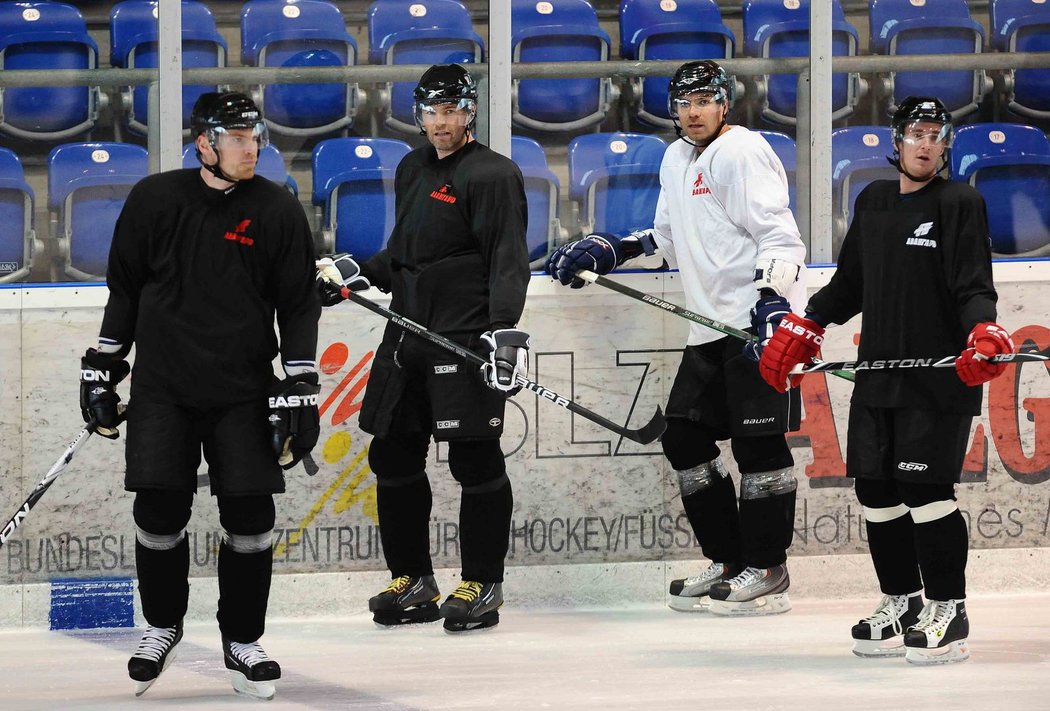 Martin Škoula, Jaromír Jágr a Roman Červenka na ledě