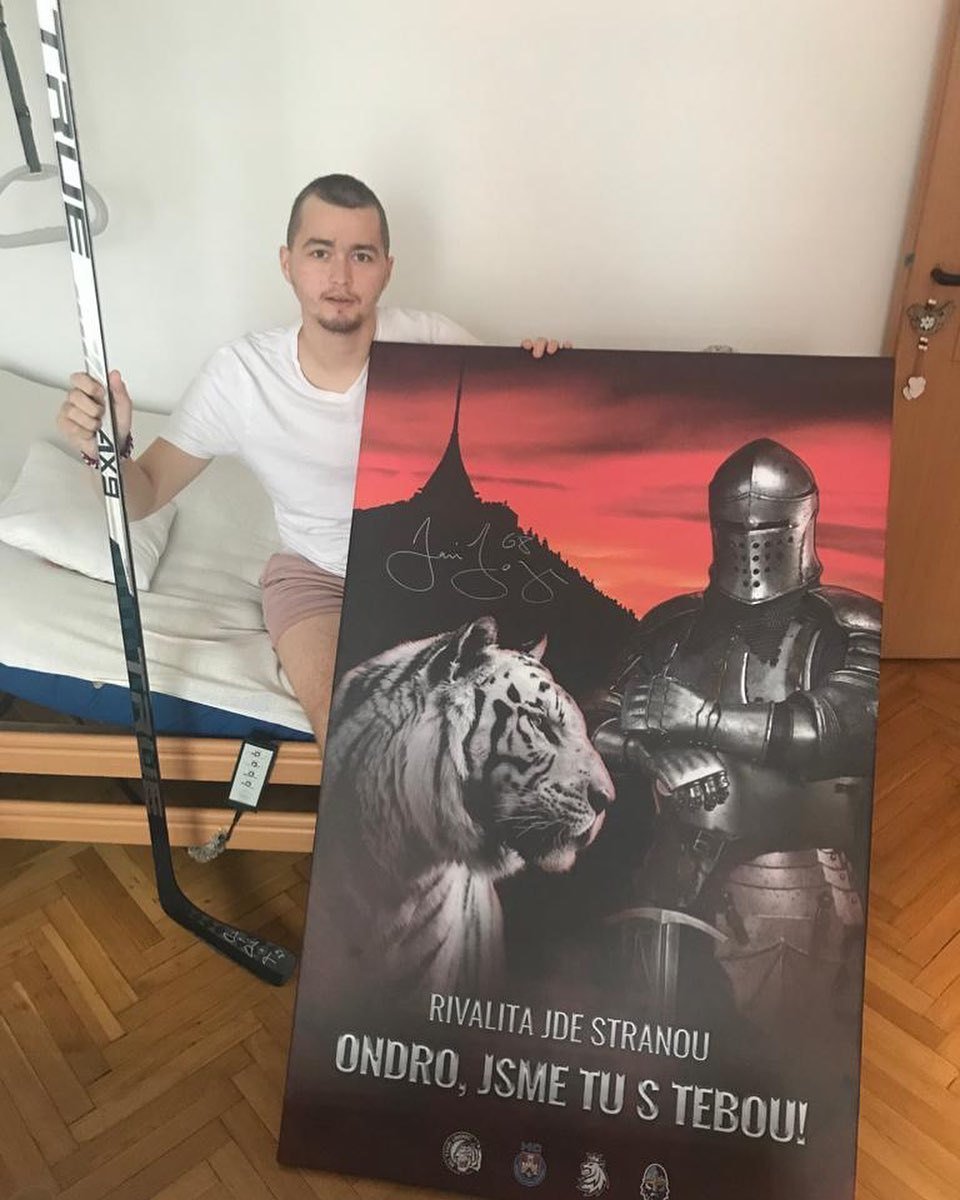 Ondřej Buchtela se při boji s rakovinou dočkal značné podpory veřejnosti, hokejku a obraz s podpisem mu věnoval i Jaromír Jágr