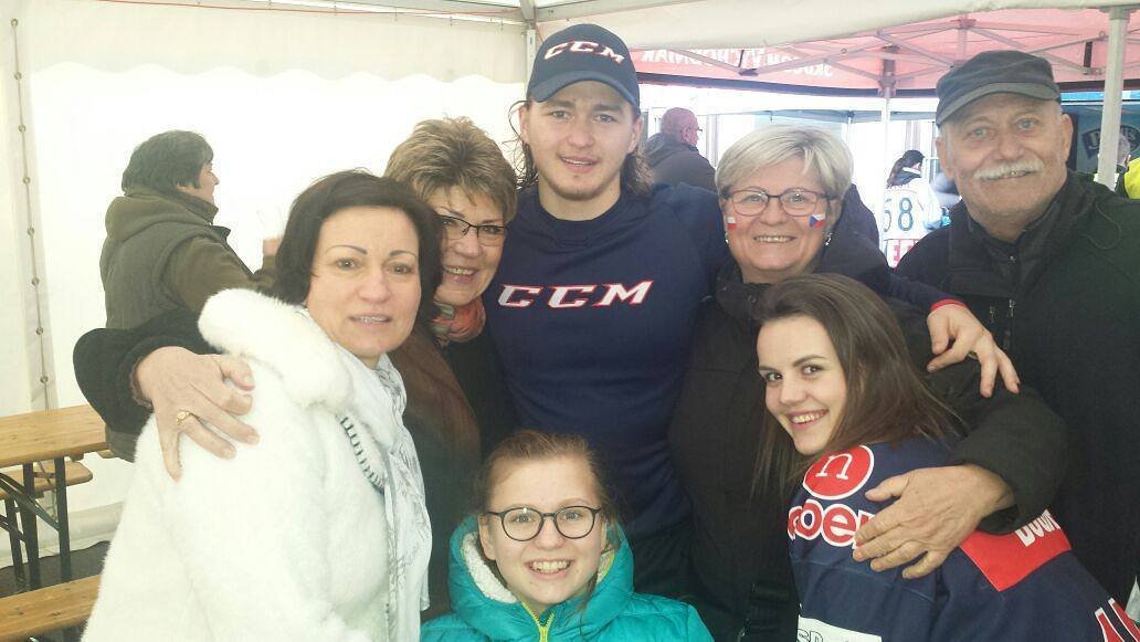 Ondřej Buchtela před dvěma lety se svoji rodinou po jednom z hokejových zápasů
