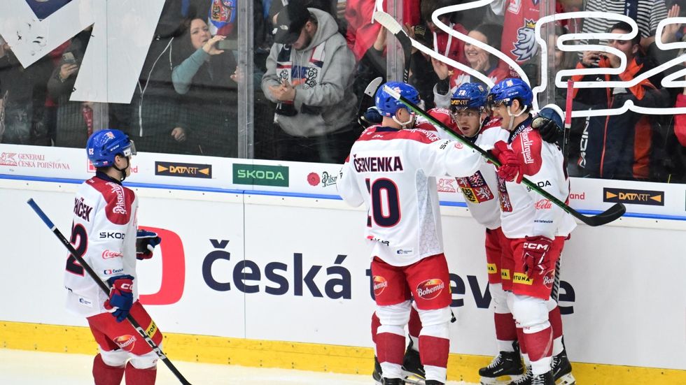 Spoluhráči gratulují Ondřeji Kašemu k brance