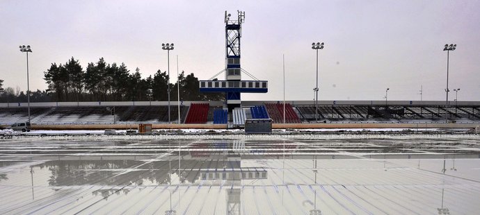 Takhle vzniká ledová plocha pro unikátní Open Air zápas