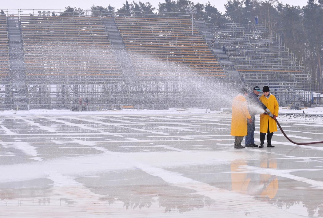 Příprava ledu na zápas pod širým nebem