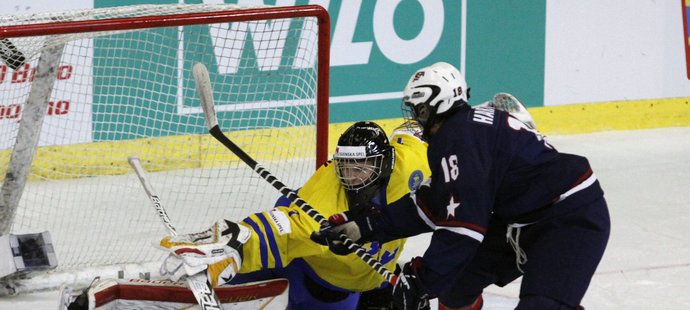 Finále mistrovství světa hokejistů do 18 let v Brně: Švédský brankář Marcus Hogberg (vlevo) a útočící Američan Ryan Hartman