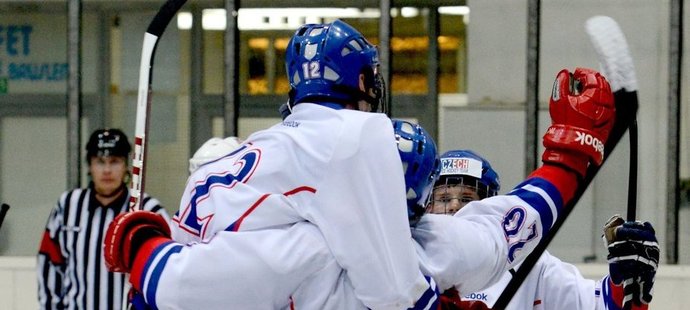 Čeští hokejisté do 18 let se radují z vítězství na Memoriálu Ivana Hlinky