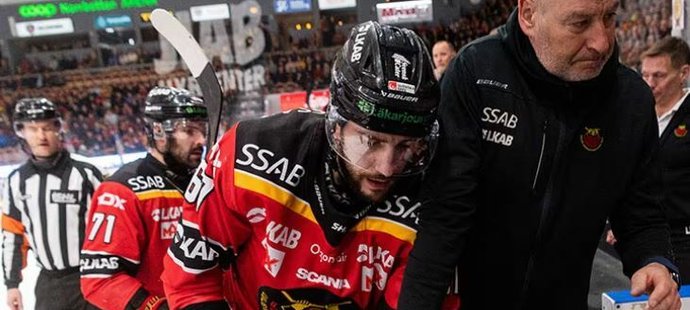 Děsivý pohled na ošklivé zranění rakouského útočníka Konstantina Komarka, kterému ostří brusle soupeře v play off švédské ligy přeřízlo šlachu