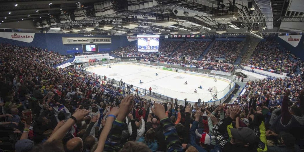 Atmosféra během zápasů českých para hokejistů je v Ostravar Areně úžasná.